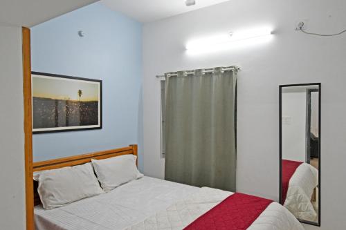 Postel nebo postele na pokoji v ubytování Shanthu Stayhi Seaview