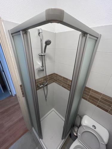 a shower stall in a bathroom with a toilet at Apartamento acolhedor em Queluz in Queluz