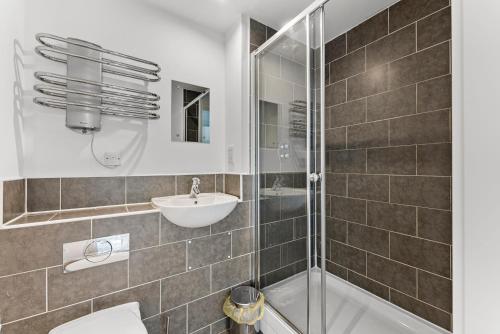 a bathroom with a shower and a toilet and a sink at Executive Apartment -Sleeps 6 - Newly Refurbished in Dewsbury