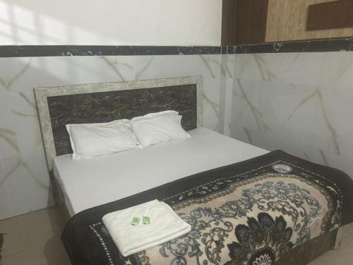 uma cama pequena com duas toalhas em cima em Gopesh Dham em Vrindavan