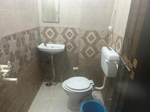 uma casa de banho com um WC e um lavatório em Gopesh Dham em Vrindavan