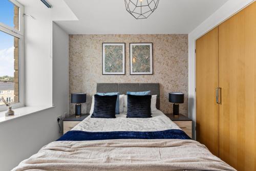 デューズバリーにあるExecutive Apartment -Sleeps 6 - Newly Refurbishedのベッドルーム1室(大型ベッド1台、ランプ2つ付)