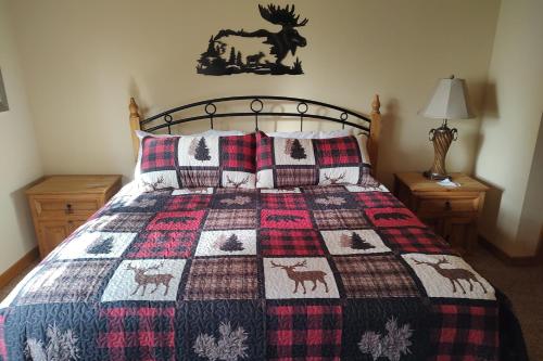 Dormitorio con cama con edredón de ciervo en Beautiful Branson en Branson West