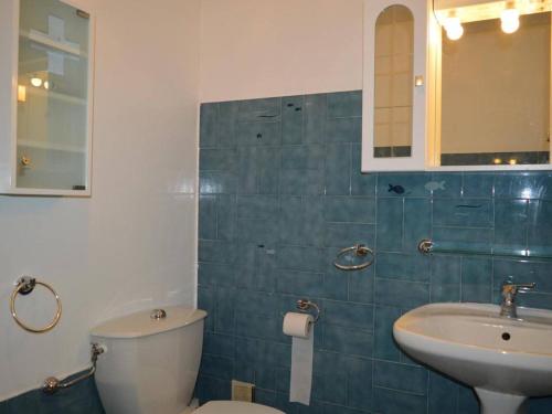 La salle de bains est pourvue de toilettes et d'un lavabo. dans l'établissement Appartement Antibes, 1 pièce, 4 personnes - FR-1-252-71, à Antibes