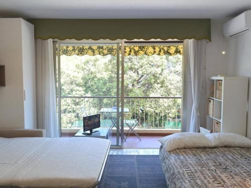 - une chambre avec un lit et une grande fenêtre dans l'établissement Appartement Antibes, 1 pièce, 4 personnes - FR-1-252-71, à Antibes