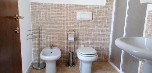 een badkamer met een toilet en een wastafel bij Arcobaleno in Pozzolengo