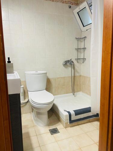 Bilik mandi di Adoms Rooms