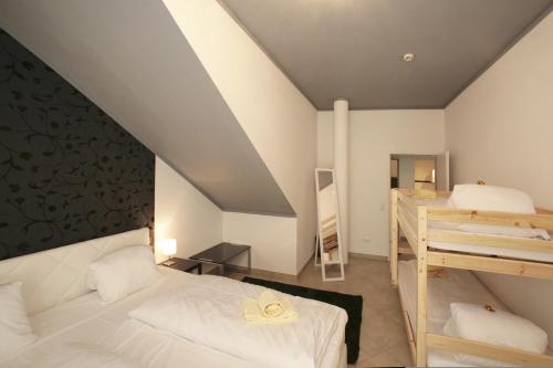 un dormitorio en el ático con 2 camas y una escalera en Mountain Rooms - Night only - Self Check in en Zell am See