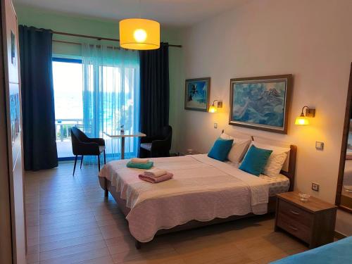 pokój hotelowy z łóżkiem i stołem w obiekcie villa vagelis w mieście Mourteri