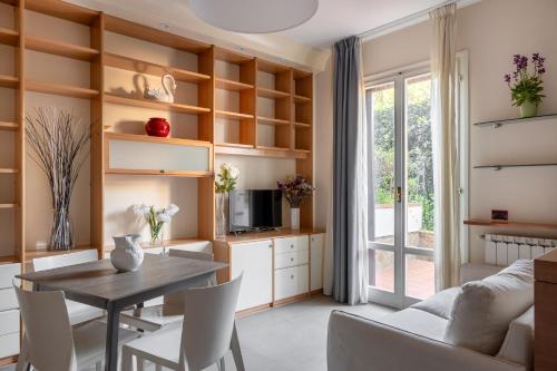 a kitchen and dining room with a table and chairs at Residence Poggio Golf Chianti Firenze in Impruneta
