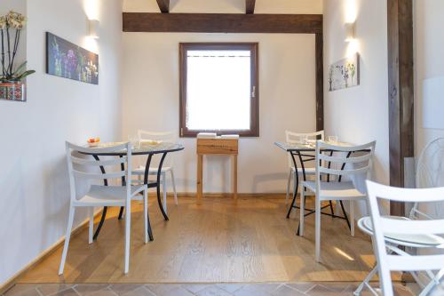 a dining room with tables and chairs and a window at B&B Casa Fanny Riviera Del Conero in Loreto