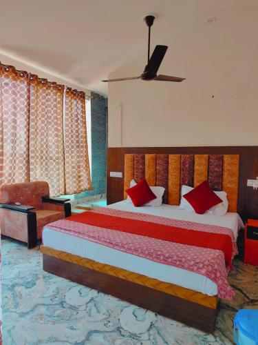 Vuode tai vuoteita majoituspaikassa Hotel Vasudeva Palace Near Ram Janam Bhumi