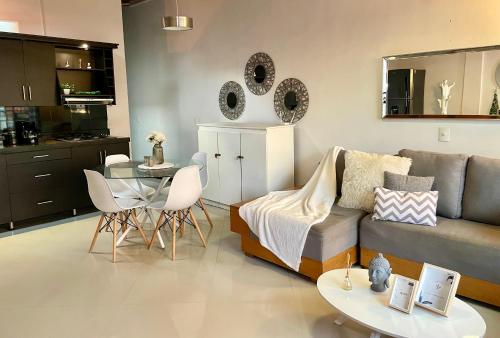 - un salon avec un canapé et une table dans l'établissement Alojamiento laureles estadio medellin, à Medellín