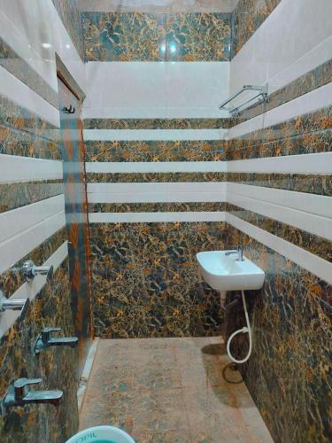 y baño con lavabo y aseo. en Hotel Vasudeva Palace Near Ram Janam Bhumi en Ayodhya