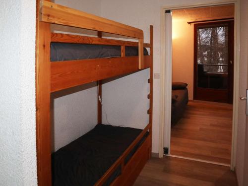 a room with two bunk beds and a hallway at Appartement Les Orres, 1 pièce, 4 personnes - FR-1-322-289 in Les Orres