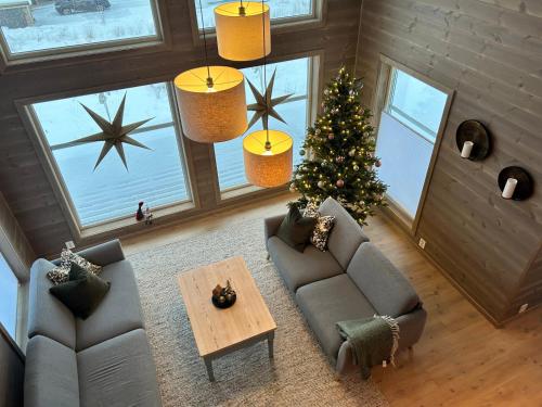 einen Blick über ein Wohnzimmer mit einem Weihnachtsbaum in der Unterkunft Nydelig hytte ved Voss Ski og Tursenter in Giljane