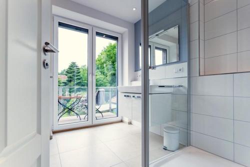 une salle de bain avec un lavabo, un miroir et une fenêtre dans l'établissement Haus Dangaster Gezeiten, An der Rennweide 32, 120qm, à Varel