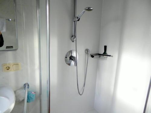 eine Dusche im Bad mit einer Glasdusche an der Hintertür in der Unterkunft Haus Meeresblick EG An der Rennweide 18, 100qm in Dangast