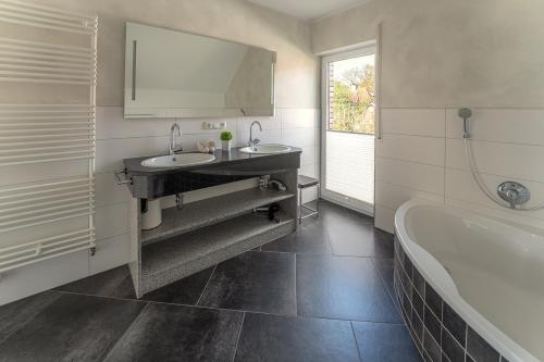 Koupelna v ubytování Haus Rieke Bordumer Str 13A, 105qm