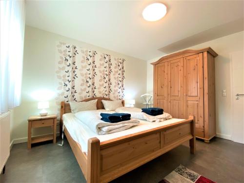 ein Schlafzimmer mit einem Bett mit zwei Kissen darauf in der Unterkunft Apartmenthaus am Nordseestrand, Whg 1, An der Rennweide 1B, 62qm in Dangast