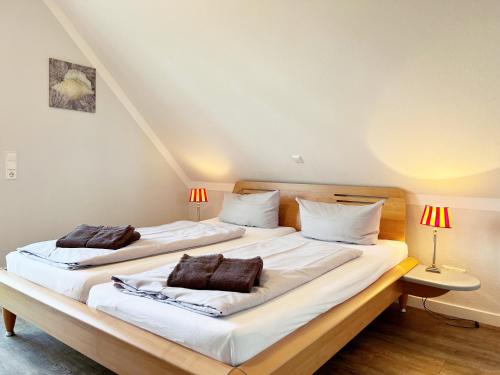 two twin beds in a room with two lamps at Apartmenthaus am Nordseestrand Whg 10 An der Rennweide 1B, 70qm in Dangast