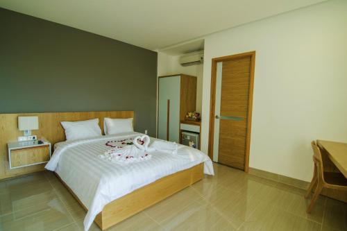 Postel nebo postele na pokoji v ubytování Sailing Hotel Phú Quốc