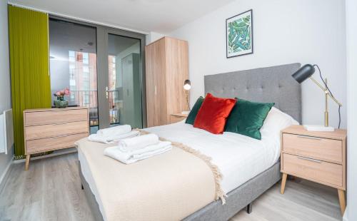 Un pat sau paturi într-o cameră la Smart Central Birmingham 2 Bedroom Apartment