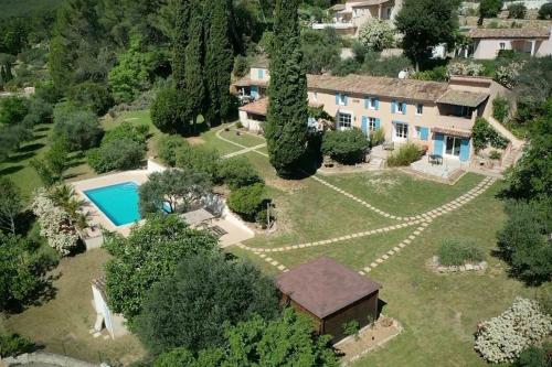 an aerial view of a house with a swimming pool at Gites Colline De Sollies in Salernes