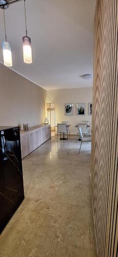 Habitación grande con mesa y sillas. en LARANDA rooms en Milazzo