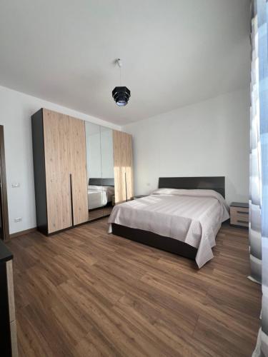 - une chambre avec un grand lit et du parquet dans l'établissement Casa Marygiò2, à Vivajo