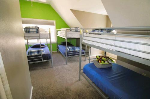 pokój z 3 łóżkami piętrowymi w pokoju w obiekcie Hummingbird Hideaway w mieście Branson