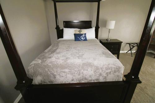 a bedroom with a bed with a blue pillow on it at Hummingbird Hideaway in Branson
