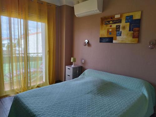 une chambre avec un lit et une fenêtre dans l'établissement Appartement tout confort d'une villa, à Canet