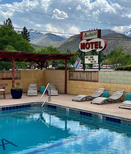 un hotel con un cartel de motel y una piscina en Andruss Motel, en Walker