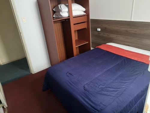 Un pat sau paturi într-o cameră la Hotel Canciller