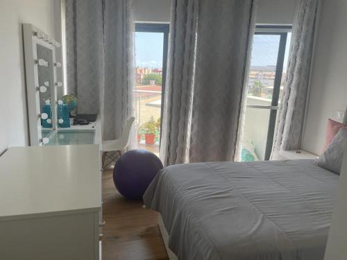 1 dormitorio con cama y ventana grande en Isa Charme Home, en Praia