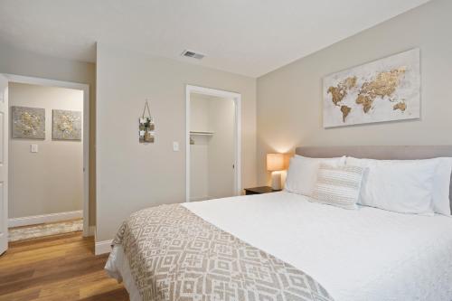 Tempat tidur dalam kamar di Capital Retreat: Idyllic 2BD, 1BA Gem in Springfield Medical District!