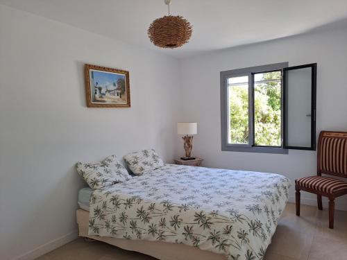 Ένα ή περισσότερα κρεβάτια σε δωμάτιο στο VILLA climatisée, avec 3 Chambres , Piscine, et terrain arboré
