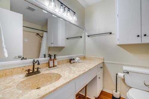 baño con lavabo y espejo grande en Round Rock Home with Patio about 3 Mi to Dell Diamond, en Round Rock