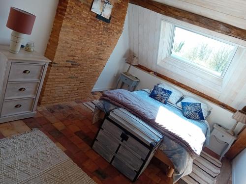 1 dormitorio con cama y ventana en La Treille en Treigny