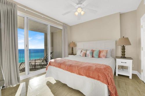 - une chambre avec un lit et une vue sur l'océan dans l'établissement Ocean Reef 808, à Panama City Beach