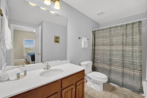 La salle de bains est pourvue d'un lavabo, de toilettes et d'une douche. dans l'établissement Ocean Reef 808, à Panama City Beach