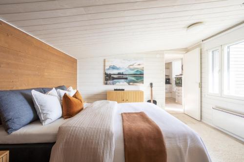 1 dormitorio con 1 cama grande en una habitación en Stay North - Villa Kalksved, en Sipoo