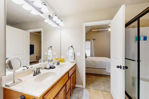 baño con lavabo y espejo grande en Central Parkway Home en Norman