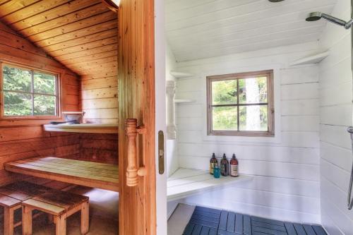 una sauna con banco en una cabaña de madera en Villa Porkkala - Seafront Jacuzzi Nature Reserve en Kirkkonummi