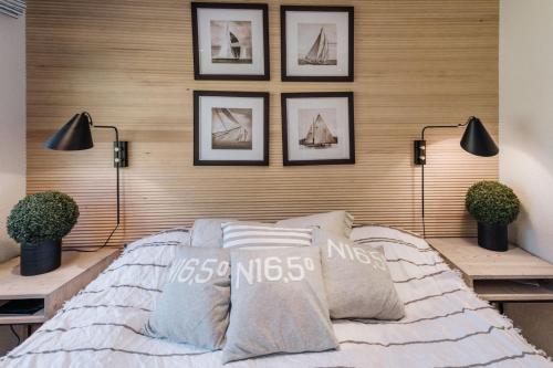 1 dormitorio con 1 cama con 3 cuadros en la pared en Stay North - Villa Lovo - Perfect Island Retreat en Espoo
