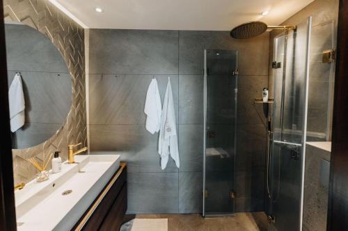 uma casa de banho com um chuveiro e um lavatório. em Stay North - Villa Lovo - Perfect Island Retreat em Espoo