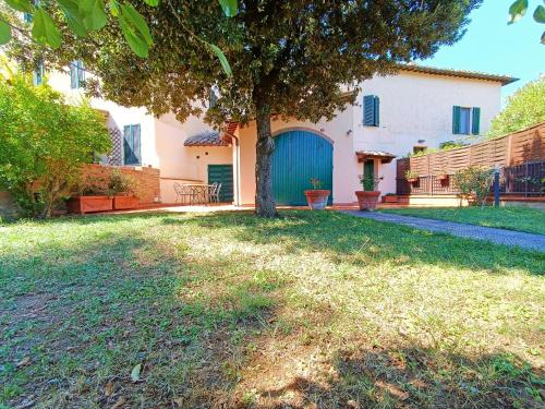 a yard with a tree and a house at Gest Short Rent Siena 5 in Siena