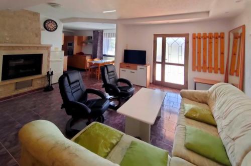 梅杜林的住宿－Skajla Apartments，客厅配有沙发、椅子和桌子