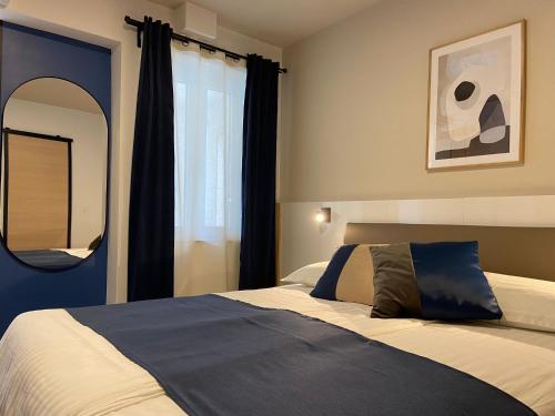 1 dormitorio con 1 cama grande y espejo en Beach Apartments Ankora, en Makarska